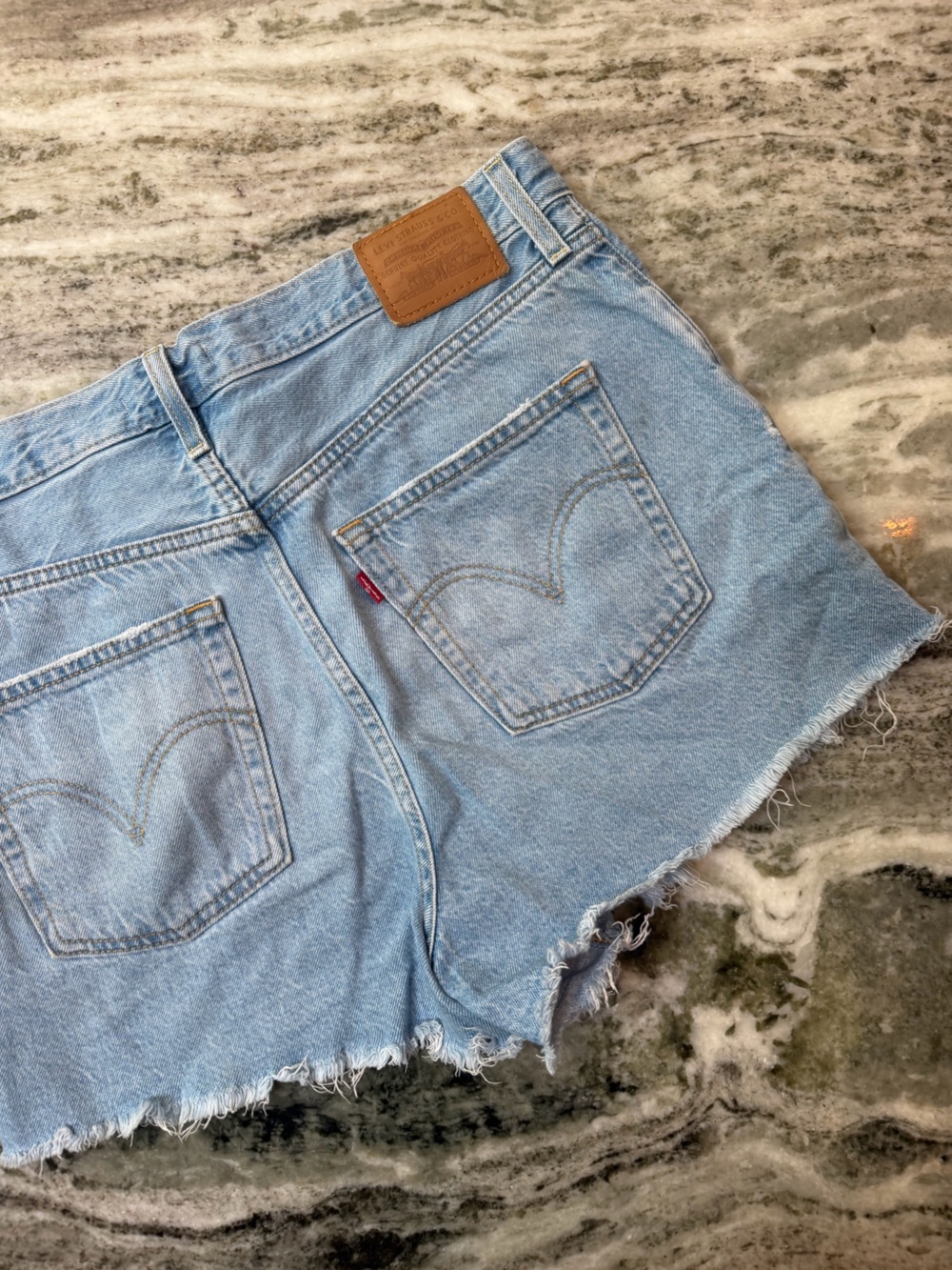 Levi's Ribcage Shorts Light Wash Denim Cutoff Shorts
Size 31 - Picture 7 of 7